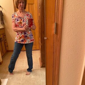 10/10$ bundle 10 (4-5$) items for 10$. Studio Works White and Pink Fitted Blouse